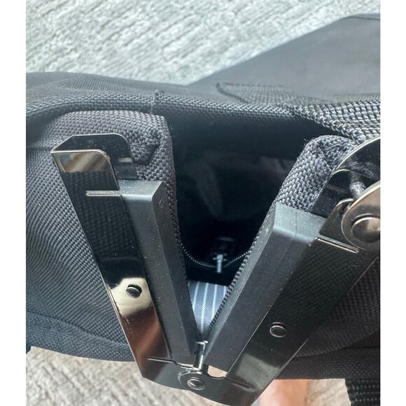 Wallybag Garment Bag 40” X 22” X 3”with large exterior pockets Like New - Picture 11 of 14